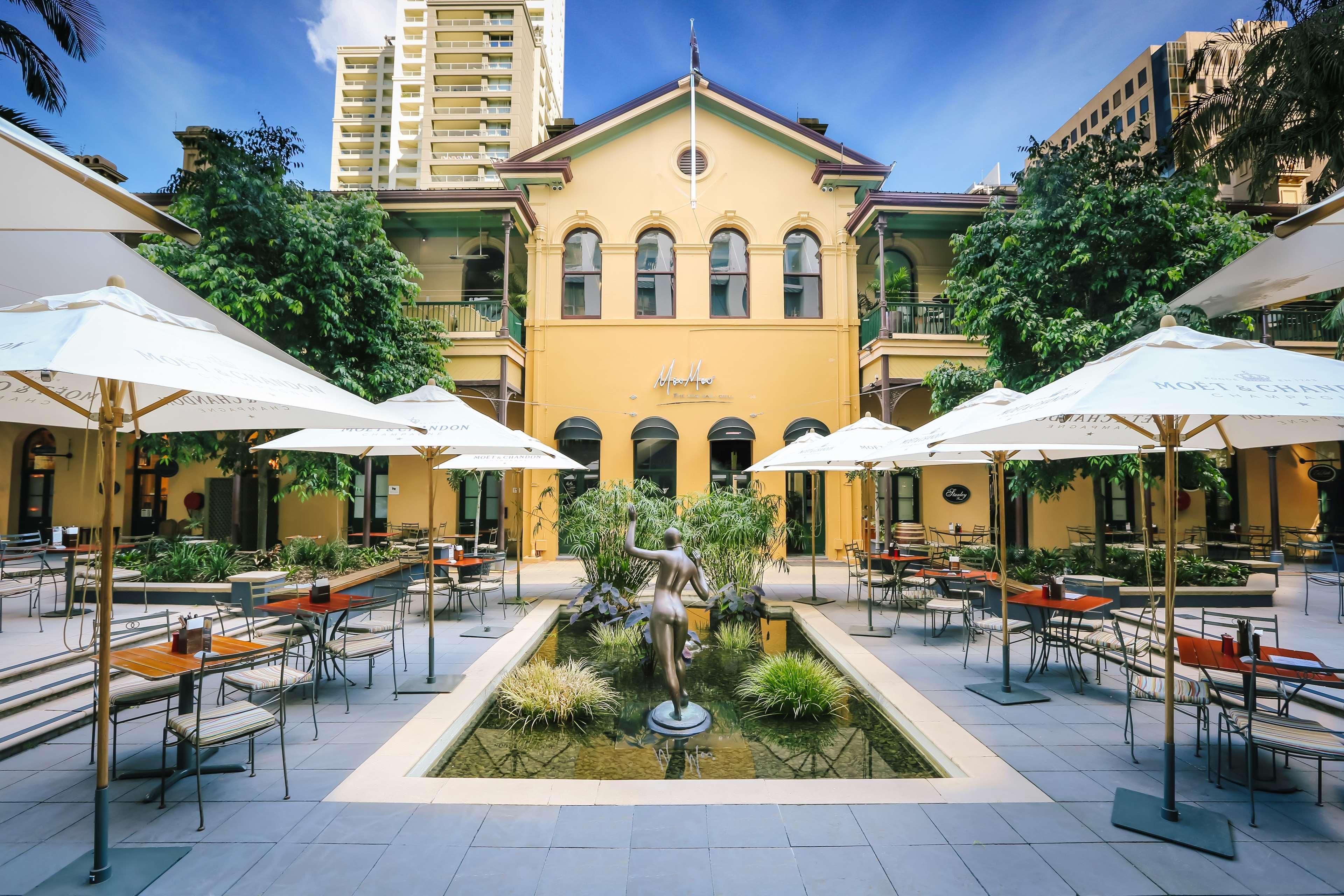 Stamford Plaza Brisbane Hotel Luaran gambar The courtyard at the Old Museum Building