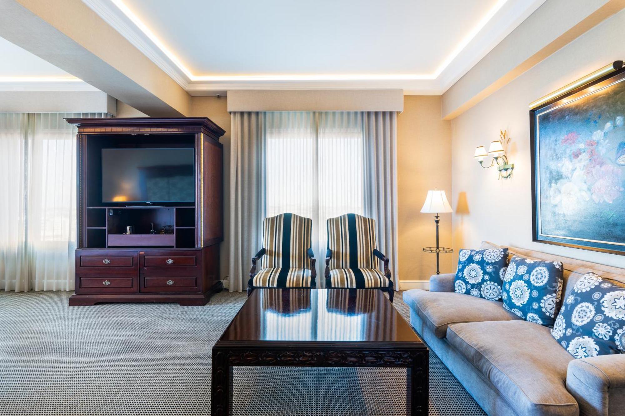 Stamford Plaza Brisbane Hotel Luaran gambar A living room at the hotel
