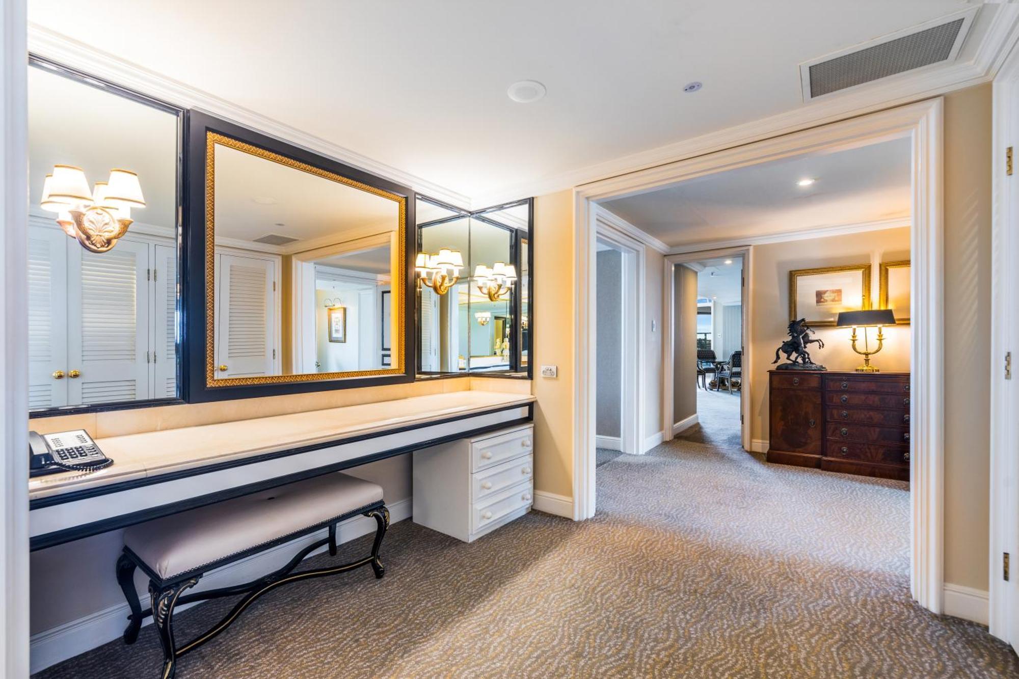 Stamford Plaza Brisbane Hotel Luaran gambar A suite at the Ritz-Carlton
