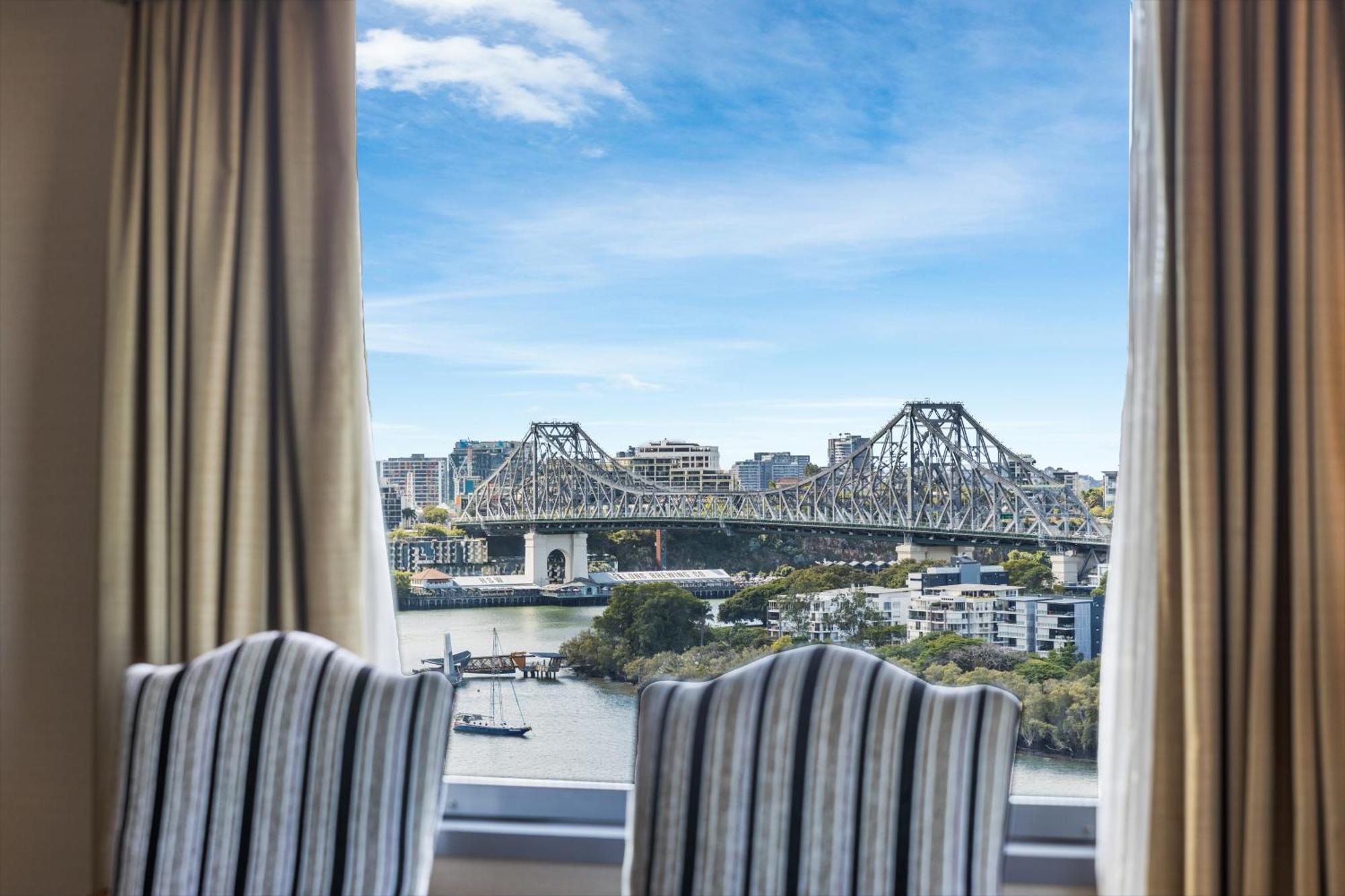 Stamford Plaza Brisbane Hotel Luaran gambar View of the Story Bridge from a suite